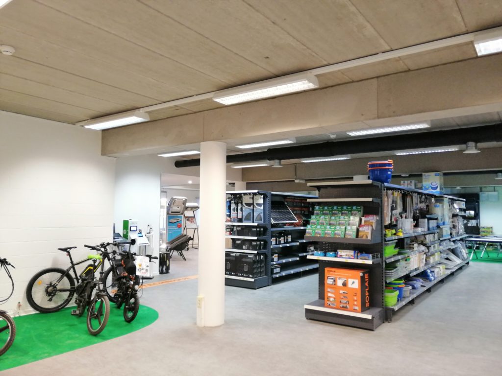 Shop accessoires (300m2) et magasin pièces détachées (1.000m2) - Hainaut  Caravaning