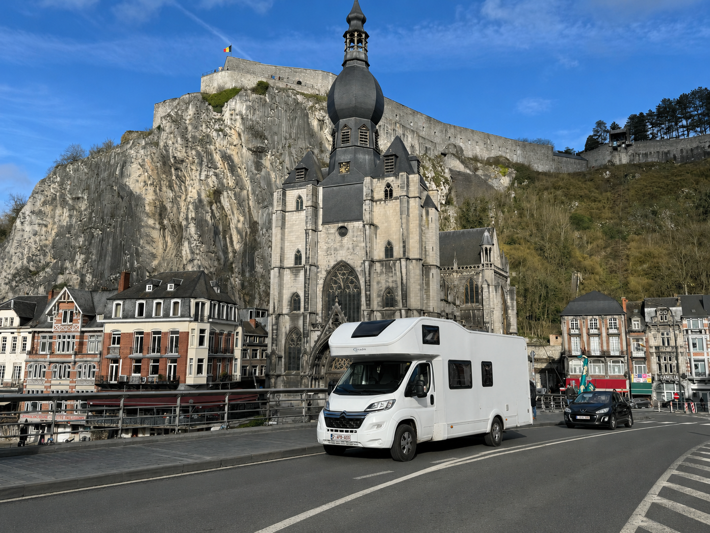 Dinant — la citadelle, la collégiale Notre-Dame et un camping-car sur le pont de la Meuse