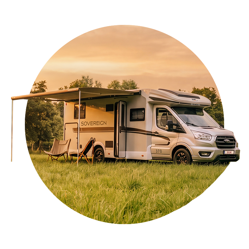 Camping-car de la nouvelle génération, auvent déployé dans un pré au coucher du soleil
